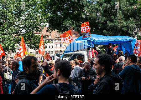 Straßburg, Frankreich - Sept 12, 2017: Demonstranten gehen auf politischer März während eines Französischen landesweiten Tag des Protestes gegen die Reform des Arbeitsmarkts von Emmanuel Längestrich Regierung vorgeschlagen, Stockfoto