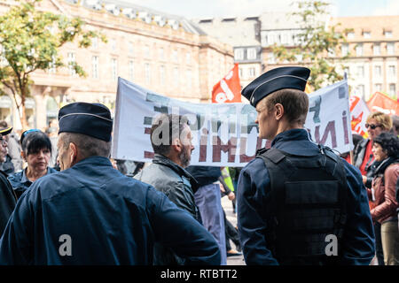 Straßburg, Frankreich - Sept 12, 2017: Polizisten Überwachung politischer März während eines Französischen landesweiten Tag des Protestes gegen die Reform des Arbeitsmarkts von Emmanuel Längestrich Regierung vorgeschlagen, Stockfoto