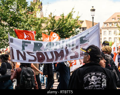 Straßburg, Frankreich - Sept 12, 2017: Demonstranten mit Frankreich insoumise Plakat auf politischer März während eines Französischen landesweiten Tag des Protestes gegen die Reform des Arbeitsmarkts von Emmanuel Längestrich Regierung vorgeschlagen, Stockfoto