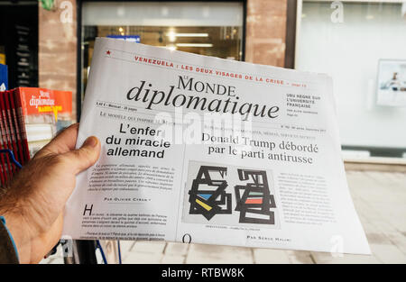 PARIS, Frankreich, 25.September 2017: Mann kaufen neueste Mode Diplomatique Zeitung mit Titel Donald Trump durch anti-russische Partei und Hölle der Deutsche Wunder überwältigt Stockfoto