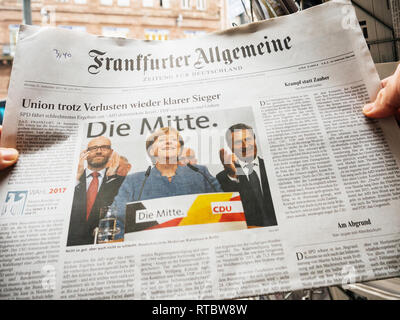 PARIS, Frankreich, 25.September 2017: Mann kaufen neueste Frankfurter Allgemeine deutsche Zeitung mit Porträt von Angela Merkel nach der Wahl in Deutschland für den Bundeskanzler der Bundesrepublik Deutschland, der Leiter der Bundesregierung Stockfoto