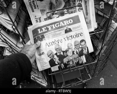 PARIS, Frankreich, 25.September 2017: Mann kaufen neueste Le Figaro mit bitteren Vitory Meldung über Angela Merkel gewinnen Wahl in Deutschland für den Bundeskanzler der Bundesrepublik Deutschland, der Leiter der Bundesregierung Stockfoto