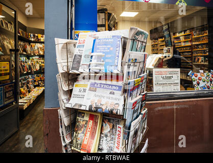 PARIS, Frankreich, 25.September 2017: Internationale Zeitung bei Presse Kiosk mit Porträt von Angela Merkel nach der Wahl in Deutschland für den Bundeskanzler der Bundesrepublik Deutschland, der Leiter der Bundesregierung Stockfoto