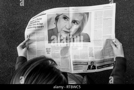 PARIS, Frankreich - SEP 24; 2017: Ansicht von oben der Frau lesen neueste Zeitung Le Monde mit Portrait von Hillary Clinton Artikel über, wie Donald Trum die moralische Führung der Usa verloren hat. Stockfoto