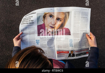 PARIS, Frankreich - SEP 24; 2017: Ansicht von oben der Frau lesen neueste Zeitung Le Monde mit Portrait von Hillary Clinton Artikel über, wie Donald Trum die moralische Führung der Usa verloren hat. Stockfoto