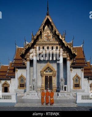 Thailand. Bangkok. Buddhistische Mönche vor dem Eingang Schritte stehen. Stockfoto