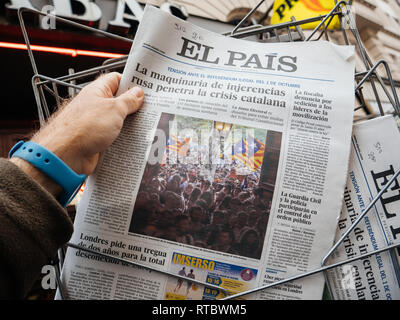 PARIS, Frankreich, 23.September 2017: Mann kaufen Neueste spanische Zeitung El Pais als Pro referendum Unterstützer werden gesehen, Plakate während eines Protestes eine Woche vor der Schlussabstimmung für die Unabhängigkeit von Katalonien Stockfoto