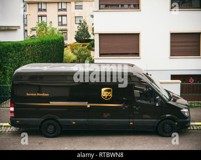 PARIS, Frankreich - Nov 2, 2017: UPS braunen Lieferwagen auf der Straße in einem Wohngebiet der oberen Klasse Nachbarschaft in Frankreich geparkt - Ansicht Stockfoto