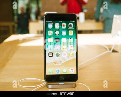 PARIS, Frankreich, 22.September 2017: Neue iPhone 8 und iPhone 8 Plus im Apple Store mit Startseite desktop Apps und Kunden im Hintergrund Stockfoto