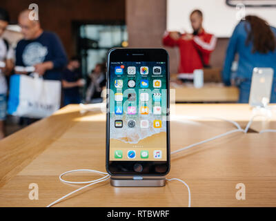 PARIS, Frankreich, 22.September 2017: Neue iPhone 8 und iPhone 8 Plus im Apple Store mit Startseite desktop Apps und Kunden im Hintergrund Stockfoto