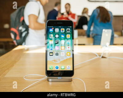 PARIS, Frankreich, 22.September 2017: Neue iPhone 8 und iPhone 8 Plus im Apple Store mit Startseite desktop Apps und Kunden im Hintergrund Stockfoto