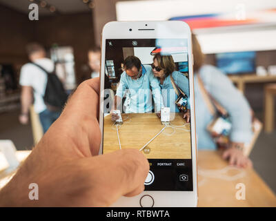 PARIS, Frankreich, 22.September 2017: Neue iPhone 8 und iPhone 8 Plus, sowie die aktualisierte Apple, Apple TV geht auf Verkauf heute im Apple Store mit Kunden unter Foto von Senior paar Auswahl iphone Stockfoto