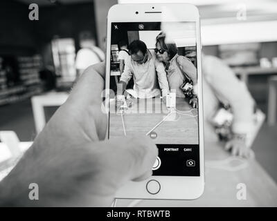 PARIS, Frankreich, 22.September 2017: Neue iPhone 8 und iPhone 8 Plus, sowie die aktualisierte Apple, Apple TV geht auf Verkauf heute im Apple Store mit Kunden unter Foto von Senior paar Auswahl iphone Stockfoto
