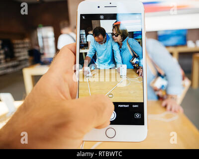 PARIS, Frankreich, 22.September 2017: Neue iPhone 8 und iPhone 8 Plus, sowie die aktualisierte Apple, Apple TV geht auf Verkauf heute im Apple Store mit Kunden unter Foto von Senior paar Auswahl iphone Stockfoto
