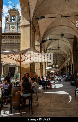 Cafés und Restaurants unter der gelben Fassade und eleganten Bögen der Loggia del Vasari Stockfoto