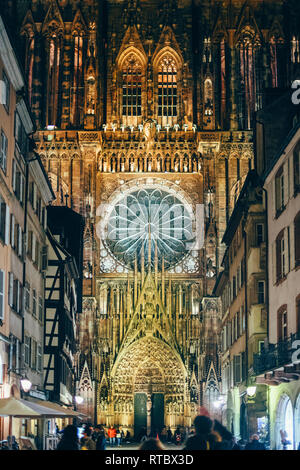 Straßburg, Frankreich - 31.Oktober 2017: Weihnachtsschmuck bereit sind in Straßburg für den jährlichen Weihnachtsmarkt vor der Kathedrale Notre-Dame Stockfoto