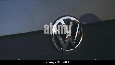 PARIS, Frankreich, 29.November 2016: Logo von Volkswagen VW auto Hersteller auf einem kastanienbraunen topaze Farbe Auto Stockfoto