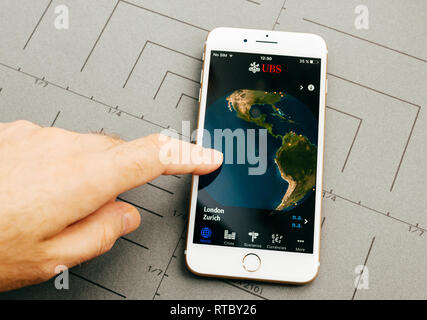 PARIS, Frankreich, 26.September 2016: Männliche hand mit neuen Apple iPhone 7 Plus nach dem Auspacken und testen, indem Sie die App Application Software von UBS Bank online banking Stockfoto