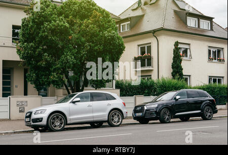 PARIS, Frankreich - May 25, 2017: Zwei luxuriöse allroad Audi Fahrzeuge in der oberen Klasse Nachbarschaft in Straßburg geparkt, Frankreich Stockfoto