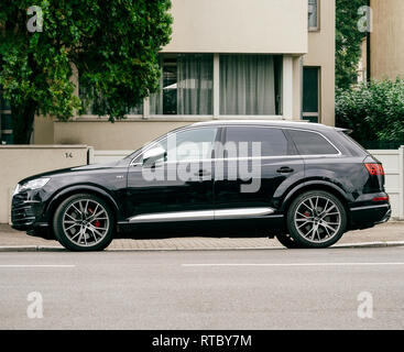 PARIS, Frankreich - May 25, 2017: Neue schwarze Luxus allroad quattro Audi V6 Fahrzeug in der oberen Klasse Nachbarschaft in Straßburg geparkt, Frankreich Stockfoto