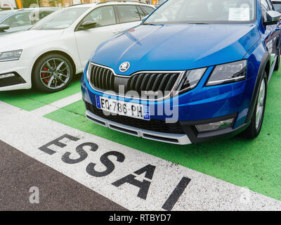 PARIS, Frankreich - Nov 7, 2017: Essai Text als Test Drive Autos mit Skoda Superb und Octavia Autos, die von Volkswagen im Autohaus Garage gemacht übersetzt Stockfoto