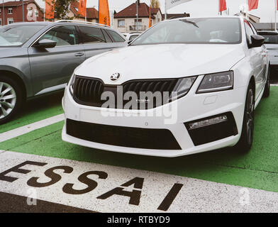 PARIS, Frankreich - Nov 7, 2017: Essai Text als Test Drive Autos mit Skoda Superb und Octavia Autos, die von Volkswagen im Autohaus Garage gemacht übersetzt Stockfoto