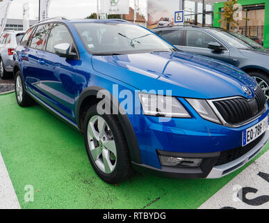 PARIS, Frankreich - Nov 7, 2017: Essai Text als Test Drive Autos mit Skoda Superb und Octavia Autos, die von Volkswagen im Autohaus Garage gemacht übersetzt Stockfoto