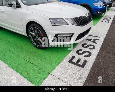 PARIS, Frankreich - Nov 7, 2017: Essai Text als Test Drive Autos mit Skoda Superb und Octavia Autos, die von Volkswagen im Autohaus Garage gemacht übersetzt Stockfoto