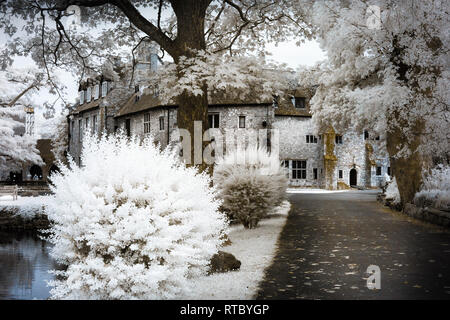 Eingang Aylesford Priory in Kent, Großbritannien. Mit infrarotlicht fotografiert. Stockfoto