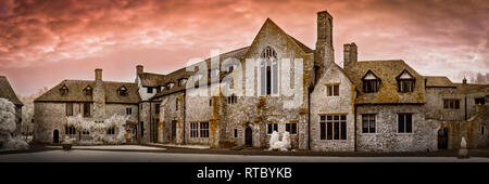 Blick auf den Innenhof in Aylesford Priory in Kent, Großbritannien. Mit infrarotlicht fotografiert. Stockfoto