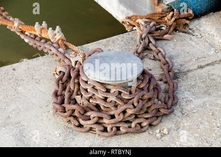 Liegeplatz Poller mit rostigen Kette auf dem Fluss Koje, in der Nähe Stockfoto