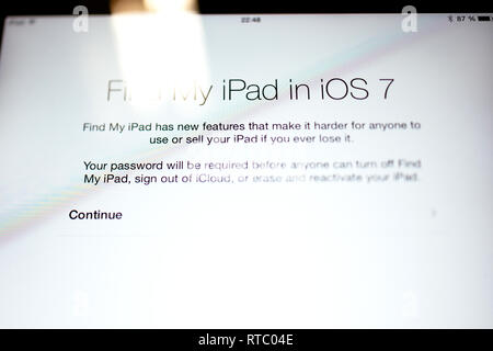 PARIS, Frankreich, 18. September 2014: Mein iPad suchen in iOS 7 Nachricht auf dem scren der neuesten Apple Computer tablet Stockfoto