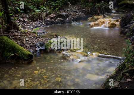 Schön milchig Hot Springs in der Mitte der Wald von Gede Pangrango Berg Stockfoto