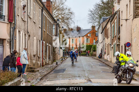 Dampierre-en-Yvelines, Frankreich - 4. März 2018: Das Peloton aproaching auf einer kleinen traditionellen Straße in einem französischen Dorf bei Paris-nizza 2018. Stockfoto