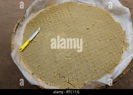 Palm Zucker Trocknung in Myanmar Stockfoto