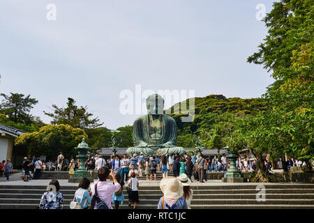 Die kōtoku-in Daibutsu (Große Buddha) Bronzestatue in Kamakura auf einem hellen späten Frühling. Stockfoto