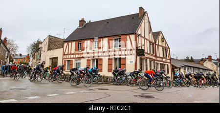 Dampierre-en-Yvelines, Frankreich - 4. März 2018: Das Peloton passiert vor der traditionellen Gebäude in einer kleinen Straße in einem französischen Dorf während Pari Stockfoto