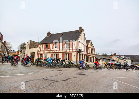 Dampierre-en-Yvelines, Frankreich - 4. März 2018: Das Peloton passiert vor der traditionellen Gebäude in einer kleinen Straße in einem französischen Dorf während Pari Stockfoto