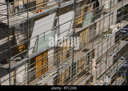 Gerüste, Renovierung der Fassade, externe thermische Isolierung Stockfoto