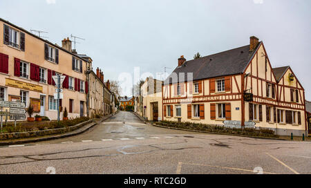 Dampierre-en-Yvelines, Frankreich - 4. März, 2018: Bild eines traditionellen Herberge in einer kleinen Straße, einer ländlichen Gegend in Frankreich Stockfoto