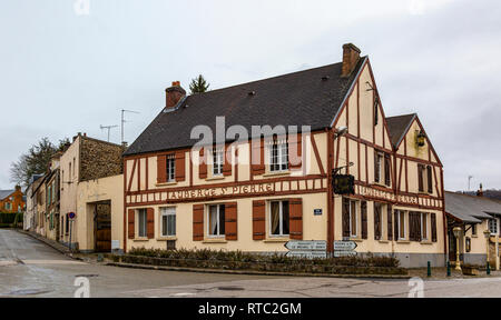 Dampierre-en-Yvelines, Frankreich - 4. März, 2018: Bild eines traditionellen Herberge in einer kleinen Straße, einer ländlichen Gegend in Frankreich Stockfoto