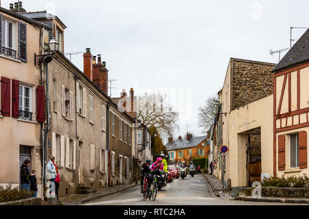 Dampierre-en-Yvelines, Frankreich - 4. März 2018: Die ABTRÜNNIGE (Pierre Rolland, Jurgen Roelandts, Pierre-Luc Perichon) vorbei vor einer traditionellen Stockfoto