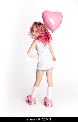 Colores Haare. Portrait von lustig Fashion hipster Mädchen mit rosa Ballon in der Form des Herzens. Walzen. Auf weiß Isoliert Stockfoto