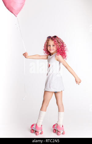 Colores Haare. Portrait von lustig Fashion hipster Mädchen mit rosa Ballon in der Form des Herzens. Walzen. Auf weiß Isoliert Stockfoto