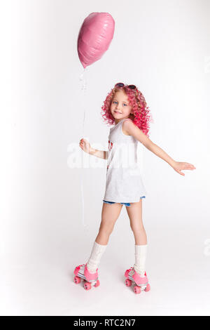 Colores Haare. Portrait von lustig Fashion hipster Mädchen mit rosa Ballon in der Form des Herzens. Walzen. Auf weiß Isoliert Stockfoto