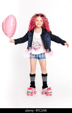 Colores Haare. Portrait von lustig Fashion hipster Mädchen mit rosa Ballon in der Form des Herzens. Walzen. Auf weiß Isoliert Stockfoto