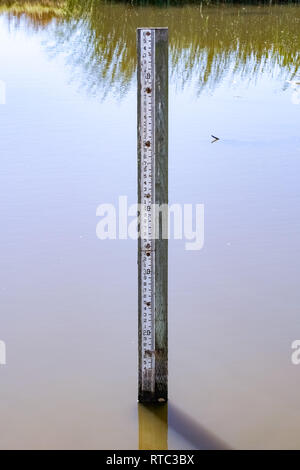 Hochwasserpegel Tiefenmarkierung post, Kalifornien Stockfoto