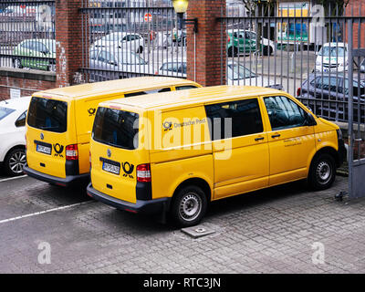 HAMBURG, DEUTSCHLAND - Mar 22, 2018: Zwei Deutsche Post DHL Lieferwagen von oben auf dem Parkplatz der Post Stockfoto