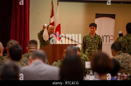 Japan Masse Verteidigung-kraft (JGDSF) Generalmajor Shinichi Aoki zeigt eine teru Teru bozu, eine Puppe aus schlechtes Wetter für übung Iron Fist 2019, 8. Februar, auf US Marine Corps Base Camp Pendleton, Calif. Übung Iron Fist abzuwehren, ist eine jährliche, multilateralen Ausbildung Übung, in der US-amerikanischen und japanischen Service Mitglieder trainieren gemeinsam und teilen Techniken, Taktiken und Verfahren der operativen Fähigkeiten zu verbessern. Stockfoto