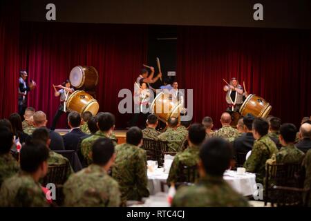 Us-Marines und Japan Masse Verteidigung-kraft Soldaten sehen Sie ein Drum Performance bei der Abschlussfeier für übung Iron Fist 2019, 8. Februar, auf US Marine Corps Base Camp Pendleton, Calif. Übung Iron Fist ist eine jährliche, multilateralen Ausbildung Übung, in der US-amerikanischen und japanischen Service Mitglieder trainieren gemeinsam und teilen Techniken, Taktiken und Verfahren der operativen Fähigkeiten zu verbessern. Stockfoto